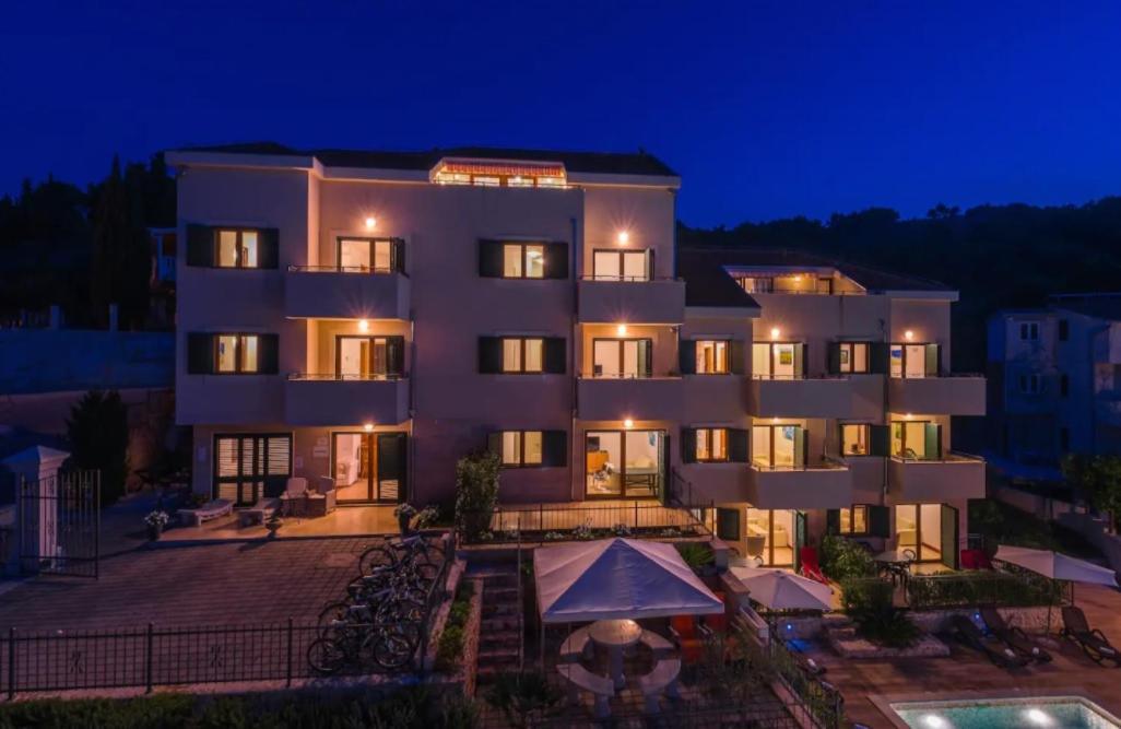 Apartment Emily Slatine Esterno foto